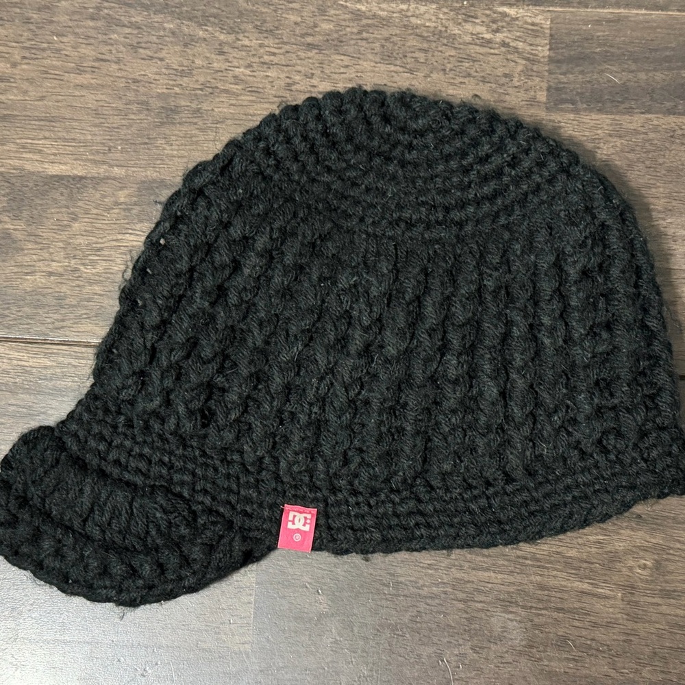 Black Knit DC women’s winter hat with brim